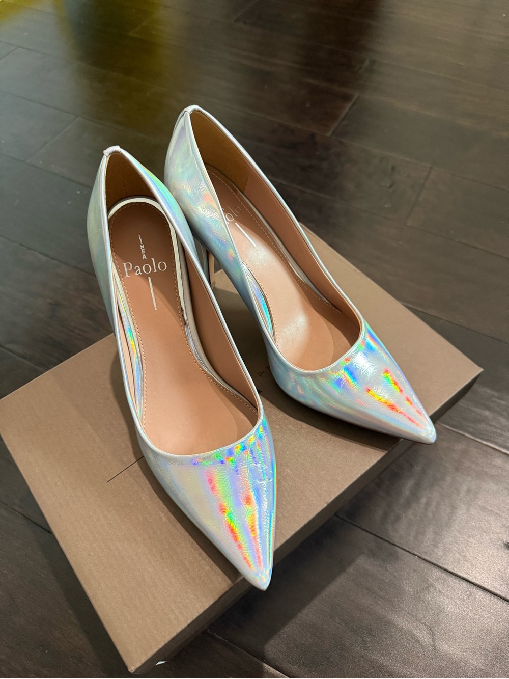 Línea Paolo Iridescent Holographic Pointed-Toe Pumps - White